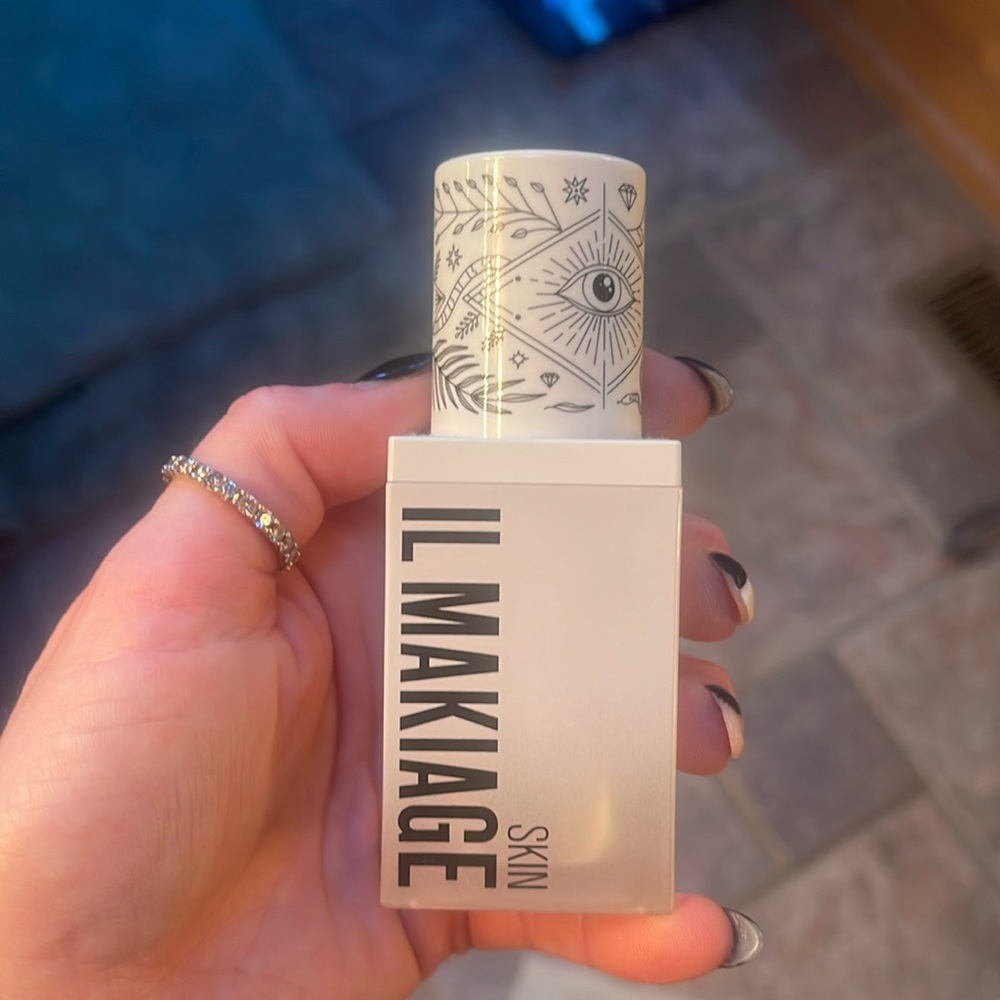 IL MAKIAGE Skincare Bottle with Black and White Design
